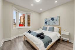*Grand House* Sleeps 10 - Vibrant Home next to DT - Image 3