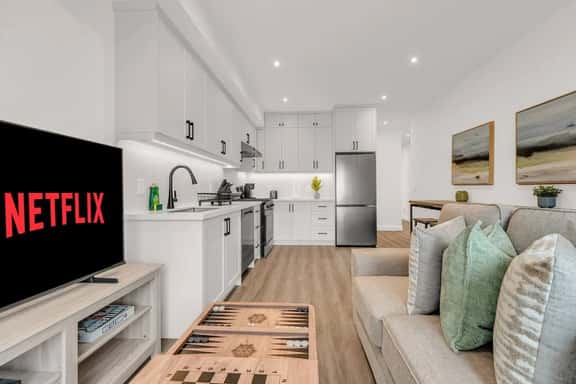 *Modern Quiet Home* 2 Bedroom 2 Bath Near Downtown - Image 1