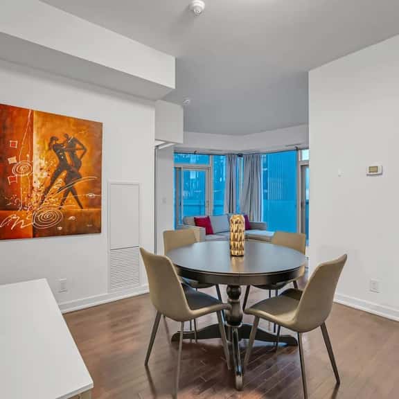 *10/10 Location* 2 BR Downtown Condo with GYM - Image 1