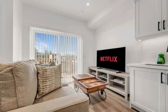 *Modern Quiet Home* 2 Bedroom 2 Bath Near Downtown - Image 2