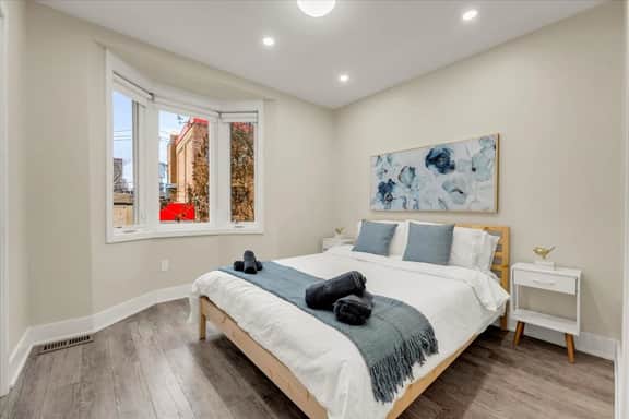 *Grand House* Sleeps 10 - Vibrant Home next to DT - Image 3