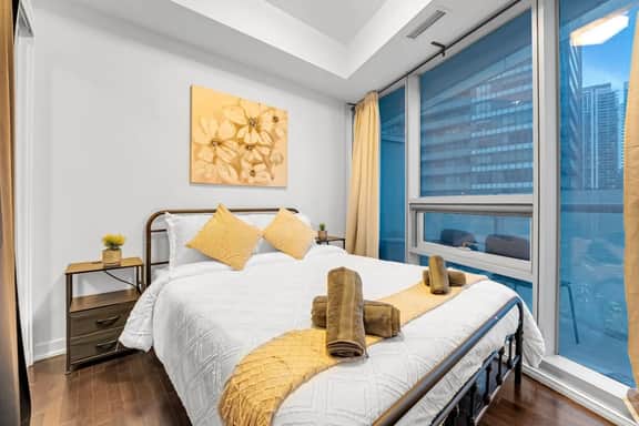 *10/10 Location* 2 BR Downtown Condo with GYM - Image 4